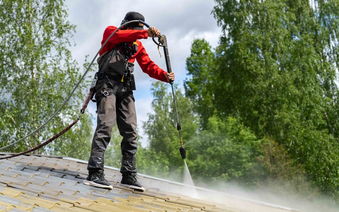 Peltikaton pesu painepesurilla – miksi se ei kannata?